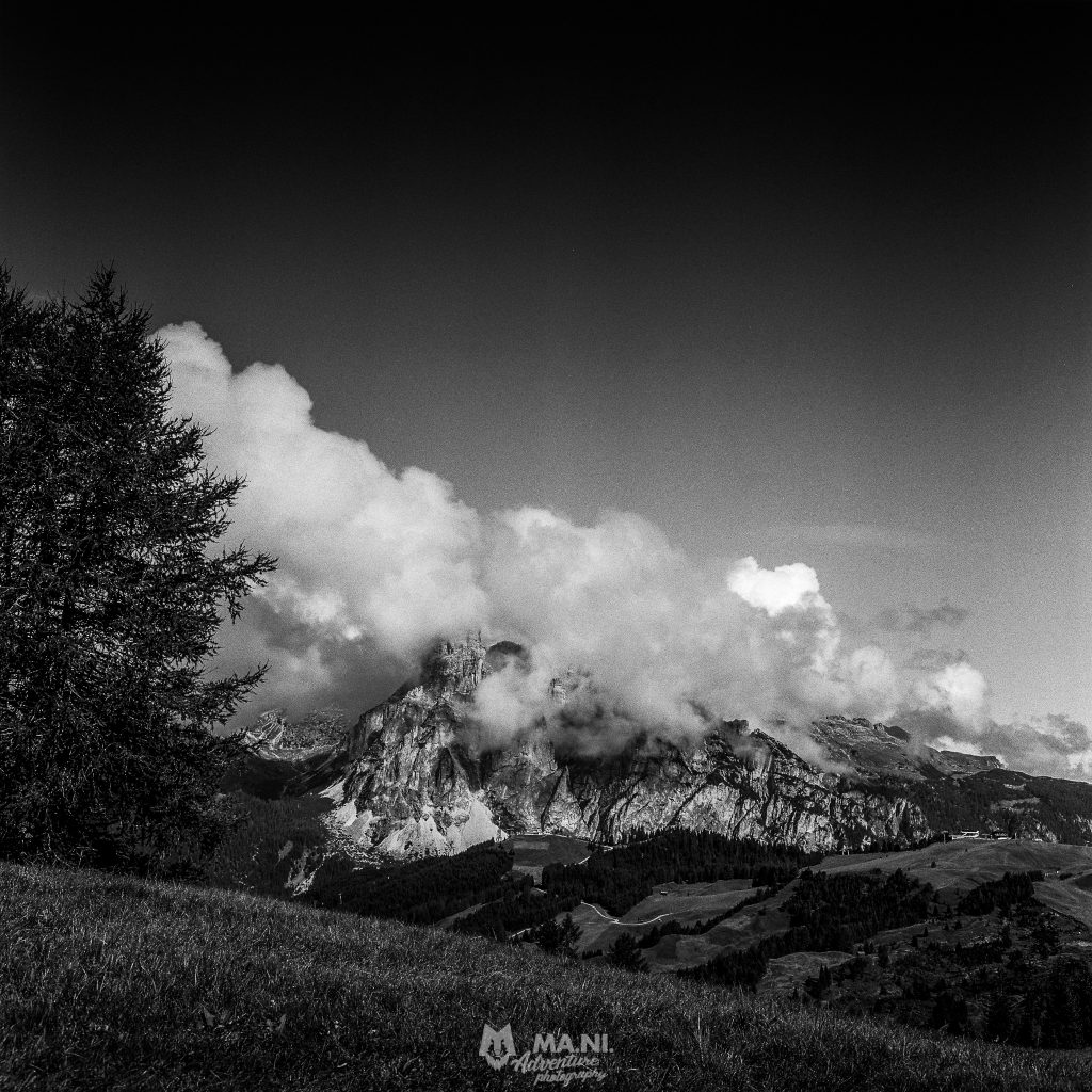 Il Sassongher (2.665 m) avvolto nelle nubi