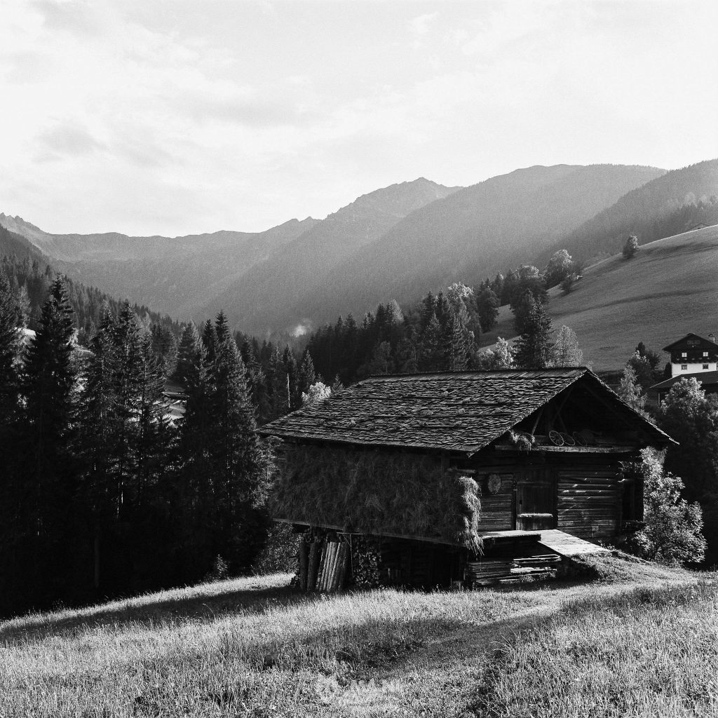 Panorama dei campi e del fienile