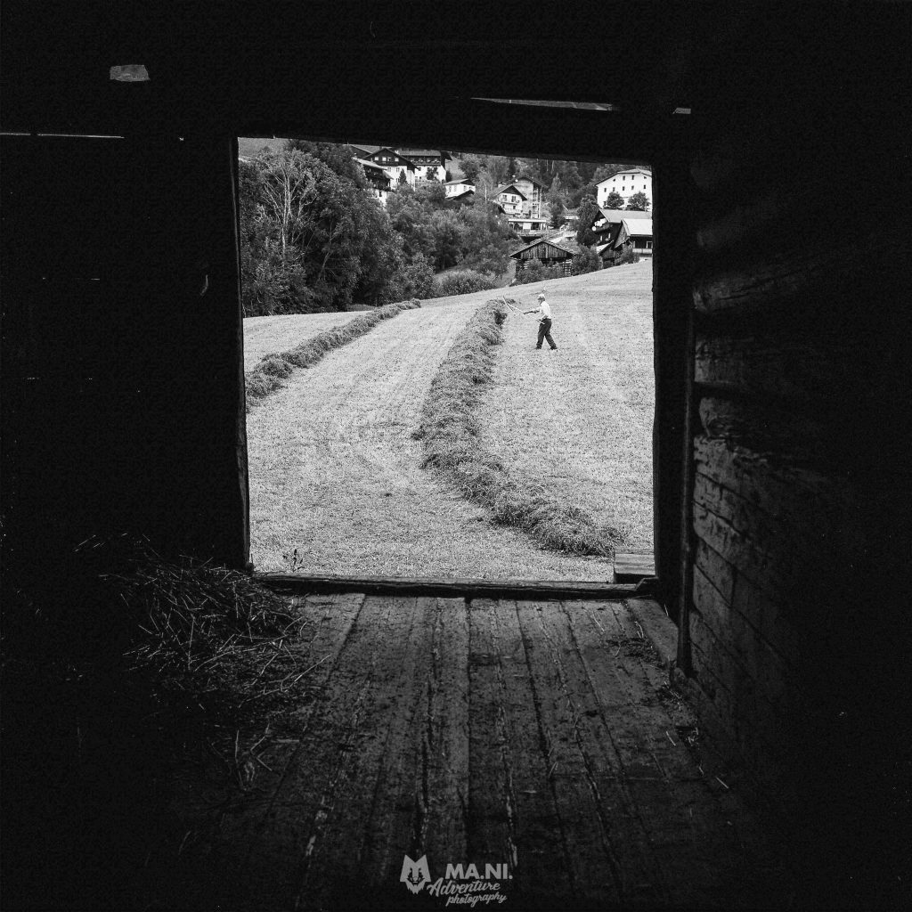 Dall'interno del fienile la vista spazia sui campi