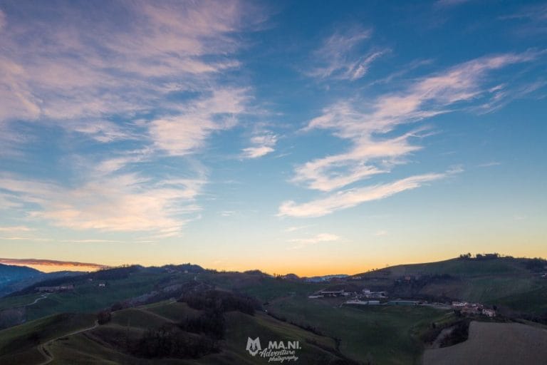 Il sole è ormai tramontato dietro le montagne in questo deserto invernale