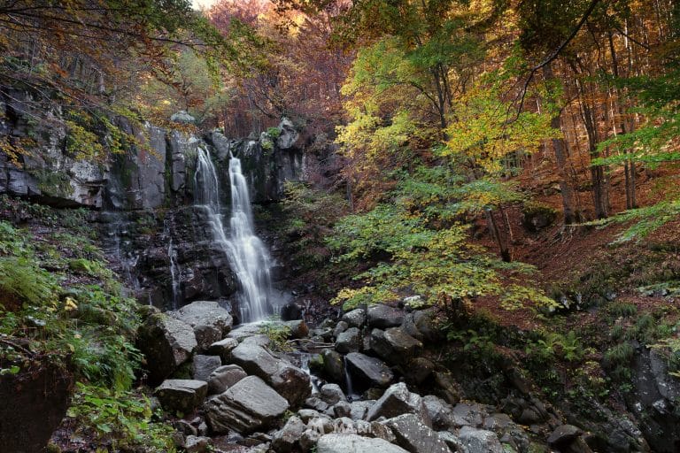 La classica inquadratura delle Cascate del Dardagna in autunno