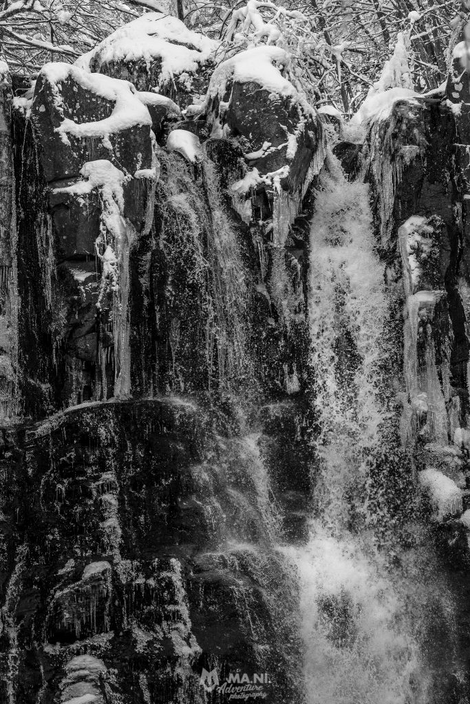 Dettaglio della cascate del Dardagna tra neve, ghiaccio ed acqua
