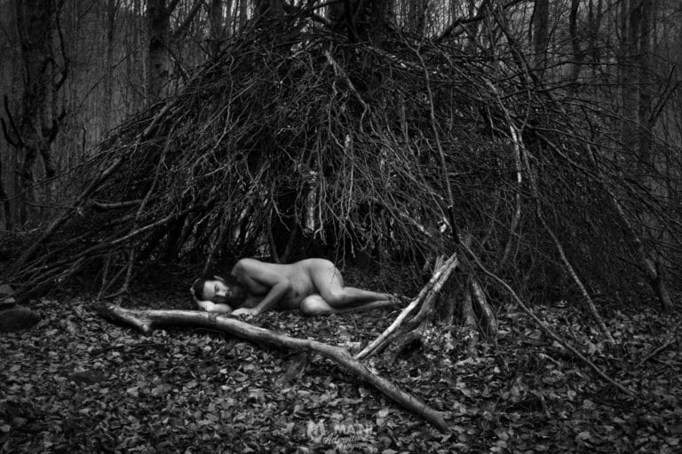 La fragilità di un corpo nudo nella natura