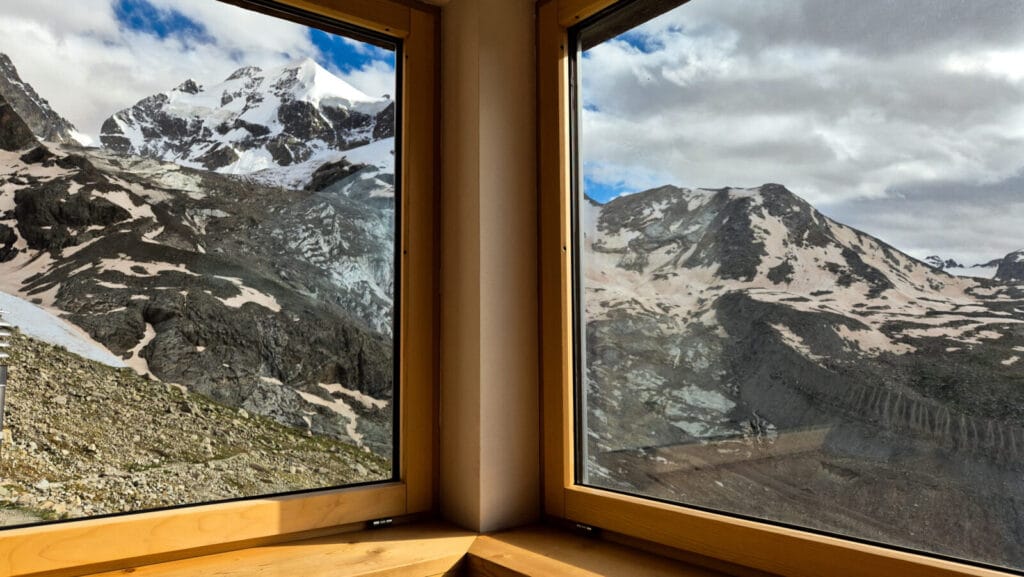 Le vista sul Piz Roseg dal rifugio