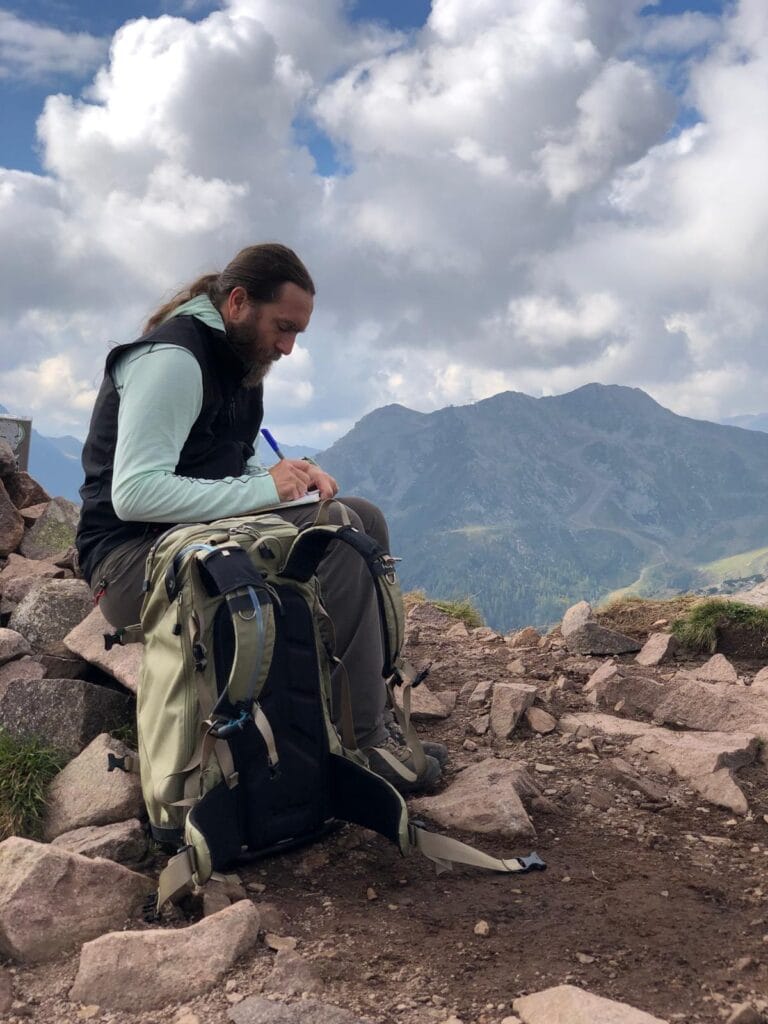 Filippo Macchi fotografo mentre scrive cartoline personalizzate a mano