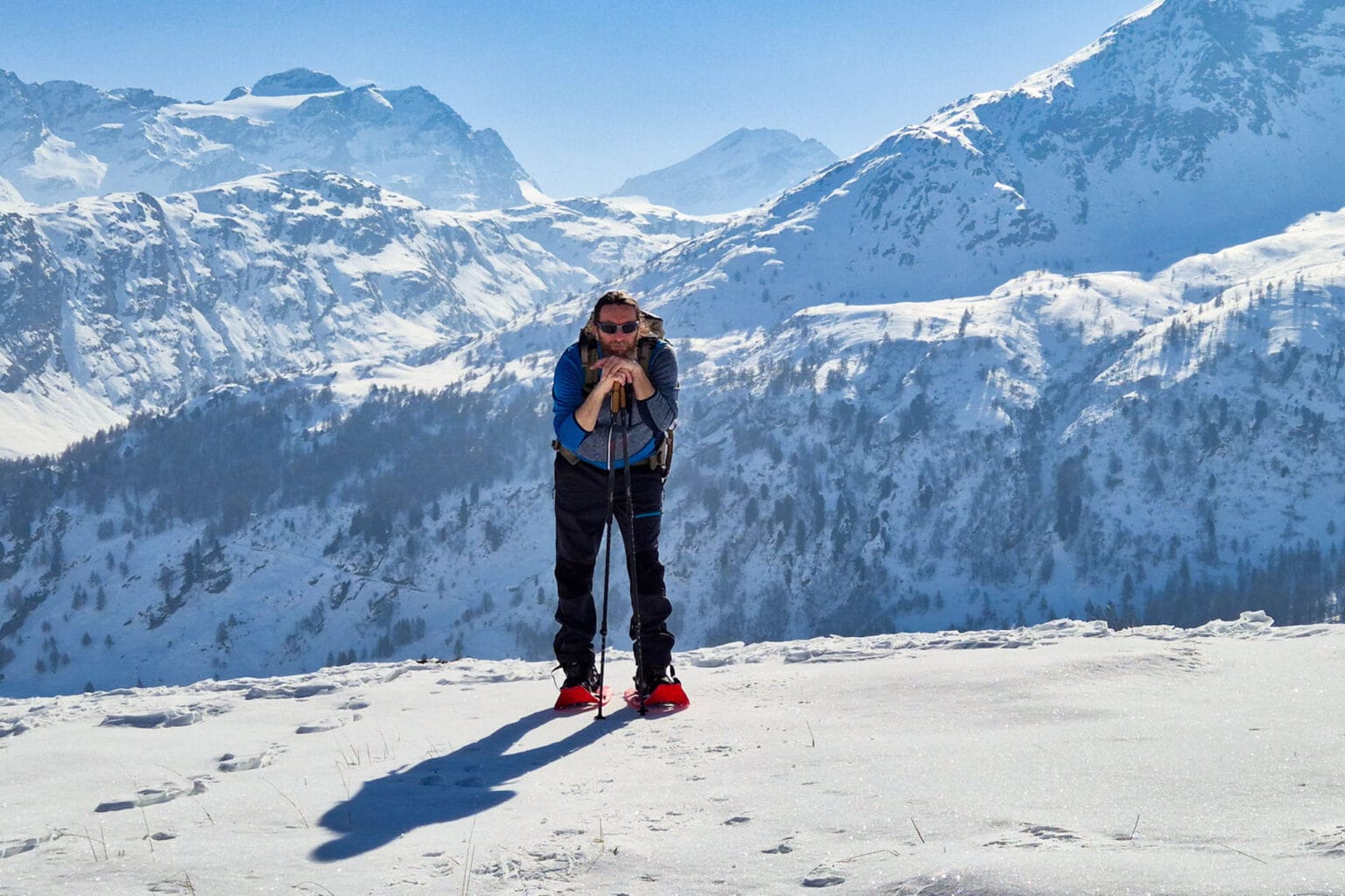 Fotografia di paesaggio alpino che rappresenta un anno di Altrove