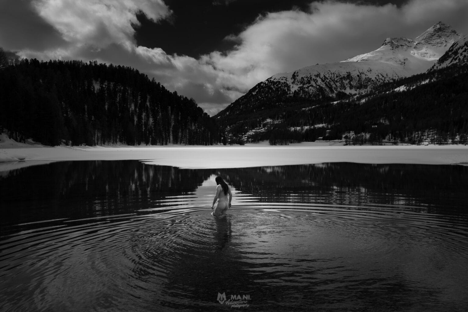 Scena di natura montana con acqua gelida, luogo ideale per la meditazione attraverso i bagni ghiacciati.