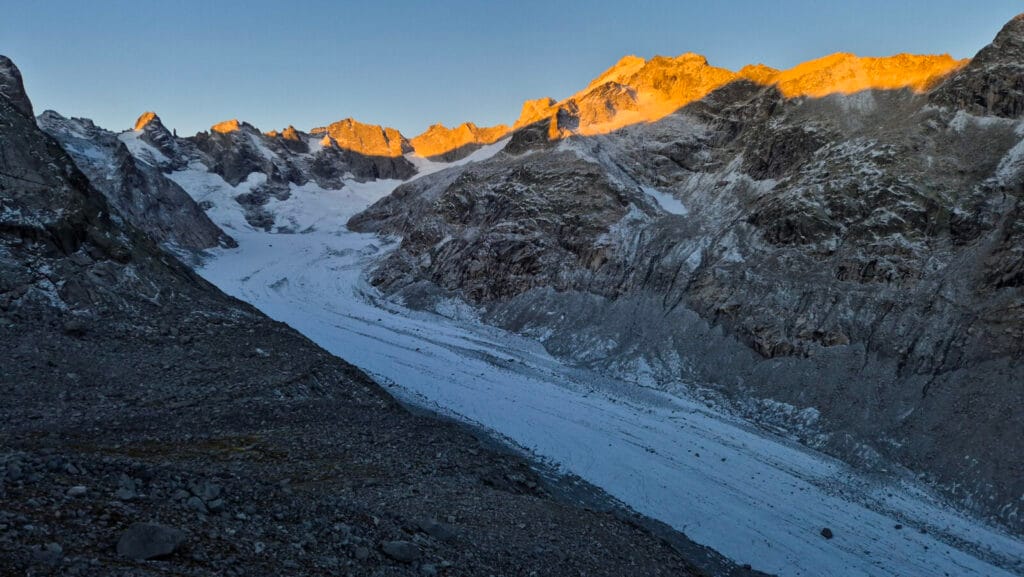 Vista del ghiacciaio del Forno illuminato dal tramonto