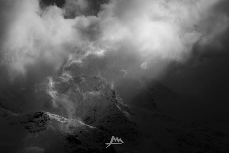 Lo spazio sacro della montagna nella nebbia