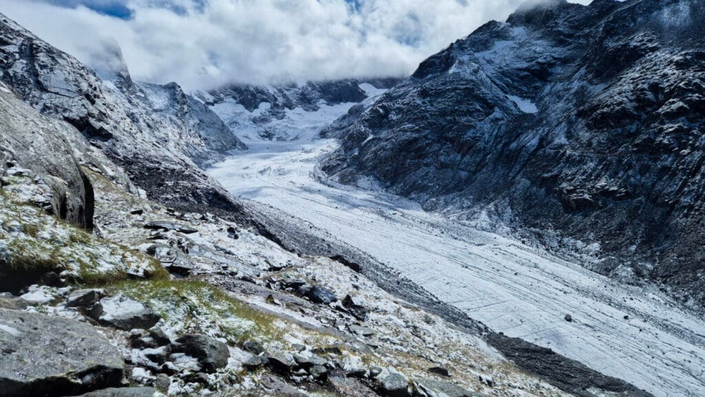 Il ghiacciaio che appare nella quiete dopo la tempesta
