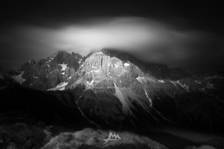 Nuvole che avvolgono le cime, immagine del lasciare andare l’addomesticarsi per inselvatichirsi