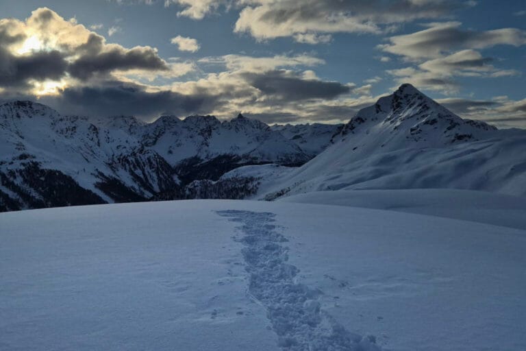 Traccia di passi sulla neve all’alba, simbolo di un nuovo anno in cammino.