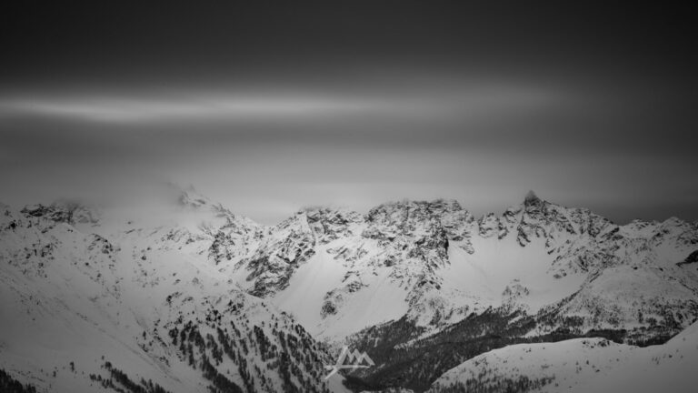 Paesaggio di montagna con cielo bianco e luce piatta