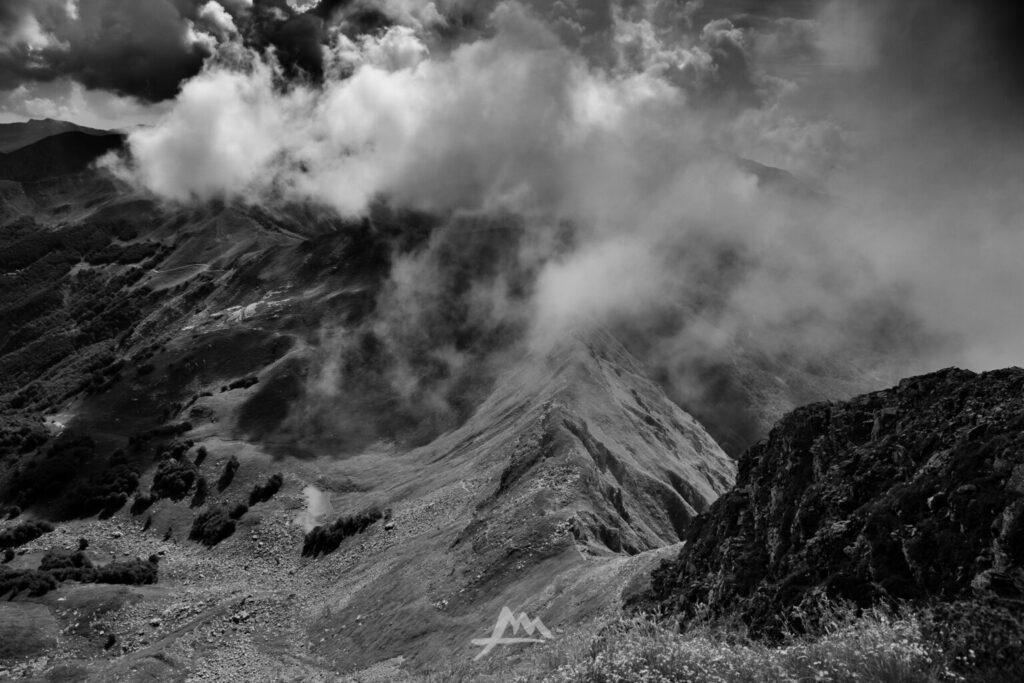 crinale appennino fine estate sentiero visibile luce pomeriggio