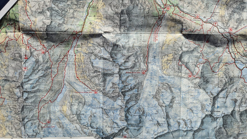 Mappa escursionistica consumata dall'uso con pieghe e note a margine