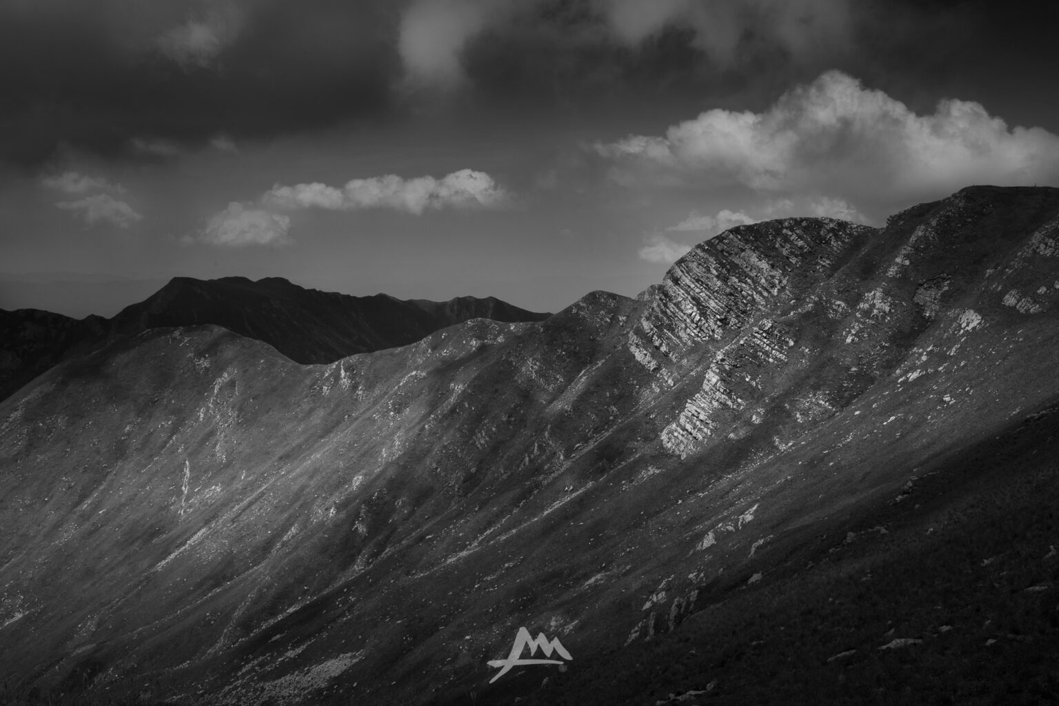 panorama di dorsale appenninica con cielo nuvoloso e luce pomeridiana