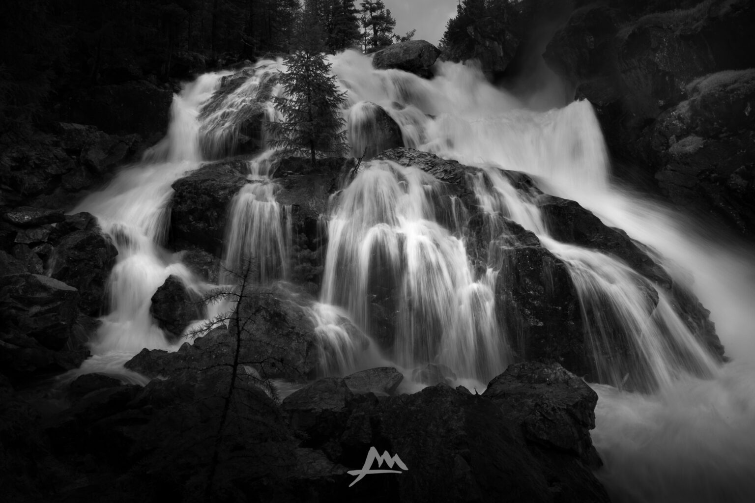 Cascada da Bernina in lunga esposizione, vicino alla stazione. Quadrata.