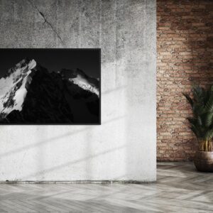 Cresta Biancograt del Piz Bernina vista dal Monte Morteratsch, lato est innevato e lato ovest roccioso in ombra, Alta Engadina
