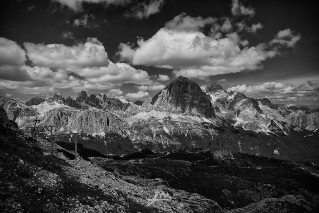 Paesaggio montano vasto con piccola figura in primo piano, luce pomeridiana