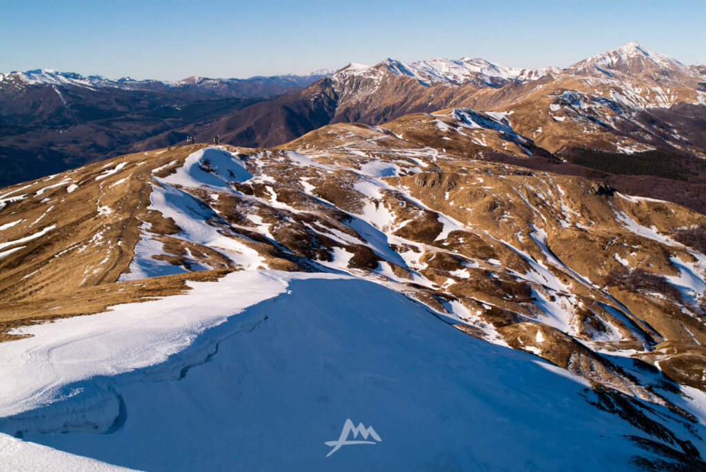 Contrasto tra versante secco e versante innevato sullo stesso crinale appenninico