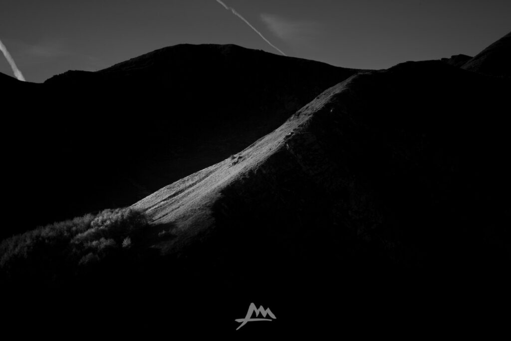 Paesaggio di montagna a mezzogiorno, luce dura senza ombre