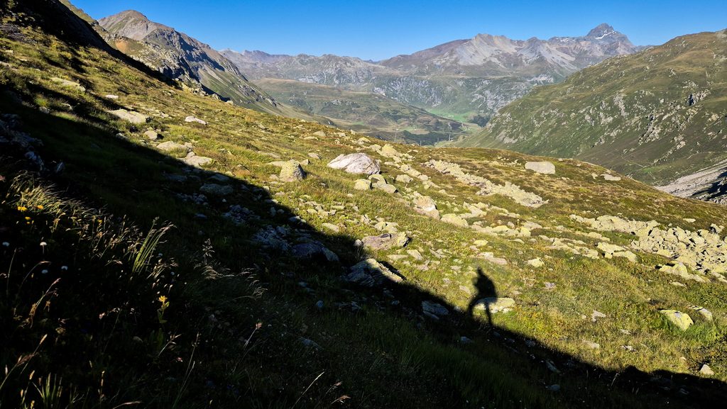 Sentiero di montagna al tramonto, luce radente sulle rocce