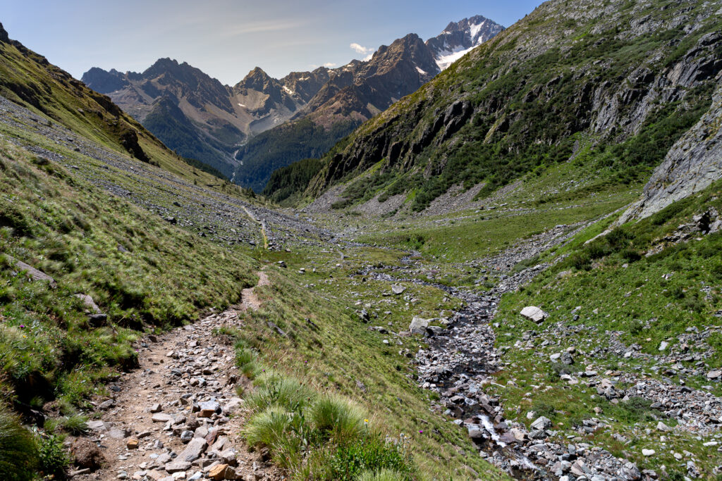 Sentiero di montagna visto dall'alto che scende verso valle."