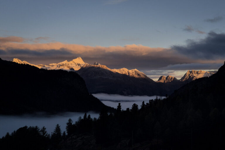 Il Piz Ot innevato illuminato dalla luce dell'alba d'autunno sulla parete est